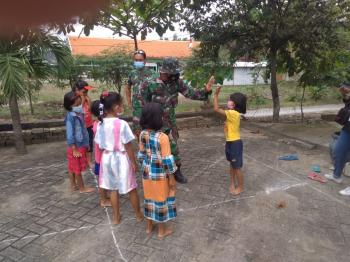  Satgas TMMD Bojonegoro, Pupuk Kebersamaan Dengan Anak-Anak